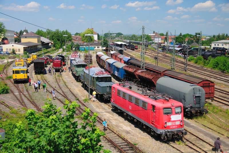 So prsentierte sich ein kleiner Teil der Fahrzeugausstellung anllich des 40-jhrigen Jubilums des Bayrischen Eisenbahnmuseums Nrdlingen. Blick von der berfhrung des Nrdlinger Bahnhofs. Im Vordergrund der letzte  Knallfrosch . (13.06.2009)
