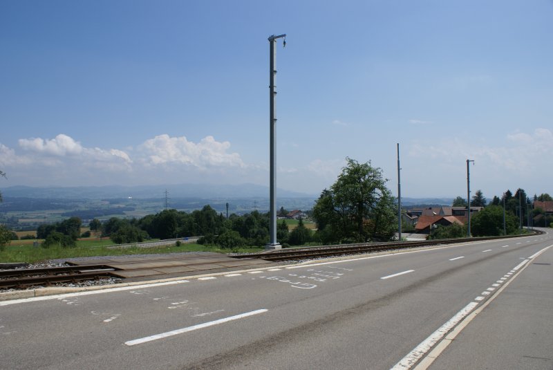 So prsentierte sich die Forchbahnstrecke zwischen Neuhaus und Scheuren am 16.7.09. Die alten Fahrleitungsmasten, die kleineren, standen immer noch, nachdem die neuen bereits aufgestellt worden waren.

