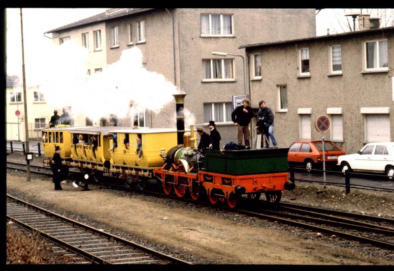 So sah es aus wenn das gute Stck des Nrnberger Museums unterwegs war, hier auf der Frankfurter Hafenbahn mit Filmteams des Hess.Rundfunk das Datum wei ich nicht mehr.