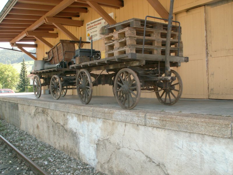 So sah es frher bei den Gterschuppen aus,div.Stckgut wartet auf den Weitertransport mit der Bahn.Bretswil 16.08.09
