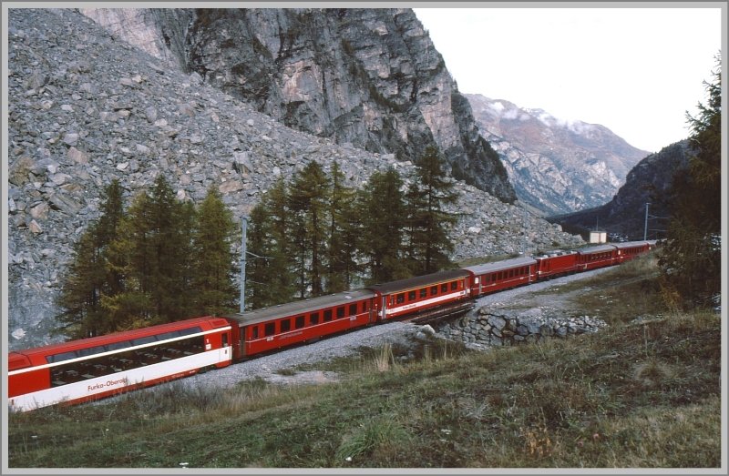 So sah der Glacier Express in den spten neunziger Jahren aus. Beteiligt waren alle drei Bahnen BVZ, FO und RhB und so stellten sie auch ihre Wagen fr diesen Zug, was im Gegensatz zu heute recht uneinheitlich aussah. Auf der BVZ wurden die Glacier Wagen einem Regionalzug nach Brig mitgegeben, was dann zu einer stattlichen Zugslnge fhrte. (Archiv 10/98)