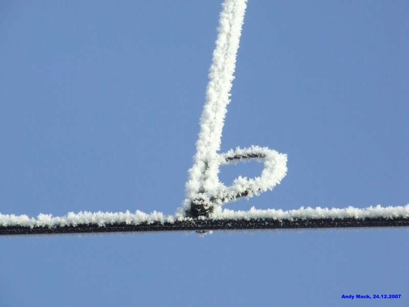 So sah die Oberleitung an einem der Durchgangsgleise von Asperg am 24.12.2007 aus... wundersch�n, nicht?