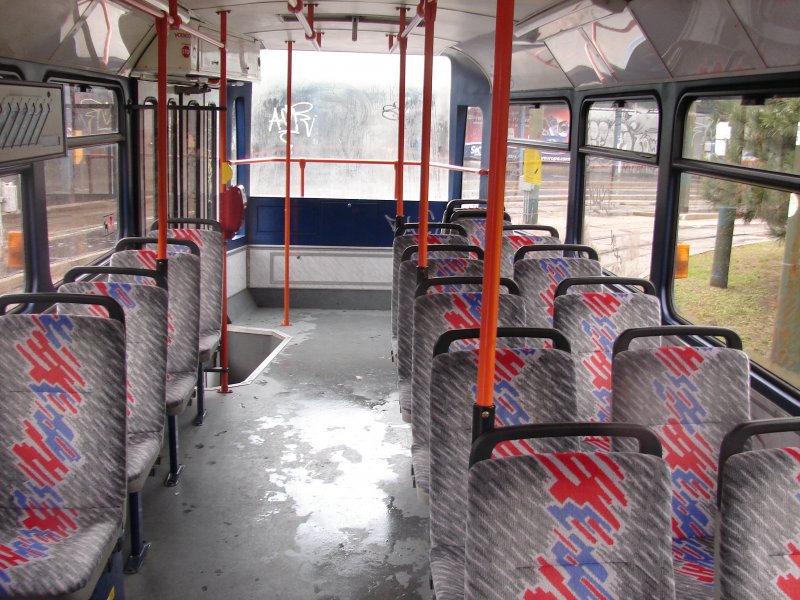 So sieht eine alte Tatra Straenabhn von innen aus. Aufgenommen am 23.10.2007 Bratislava hlavn stanica.