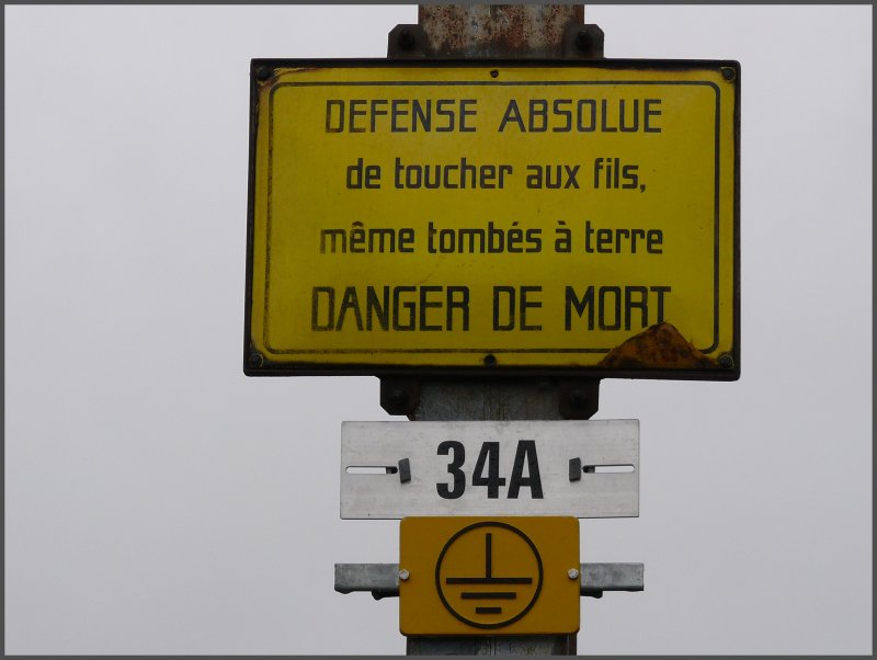 So sieht die alte Warntafel der SNCF gegen herunterhngende Fahrleitungen im Bahnhof Delle aus. (23.11.2007)
