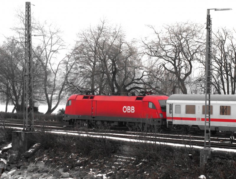 So sieht es auf dem Lindauer Bodenseedamm aus, wenn die Sonne nicht scheint, dicker Nebel liegt und die Temperatur einige Minusgrade betrgt. Die weisse Flche im Hintergrund ist der gefrorene Bodensee zwischen der Stadtinsel und dem Festland. Das krasse Gegenteil zum Bahnbildertreffen von Ende August 2008.
Auf dem Damm fhrt 1116 021 mit ihrem IC 1219 nach Bludenz. 10.Januar 2009