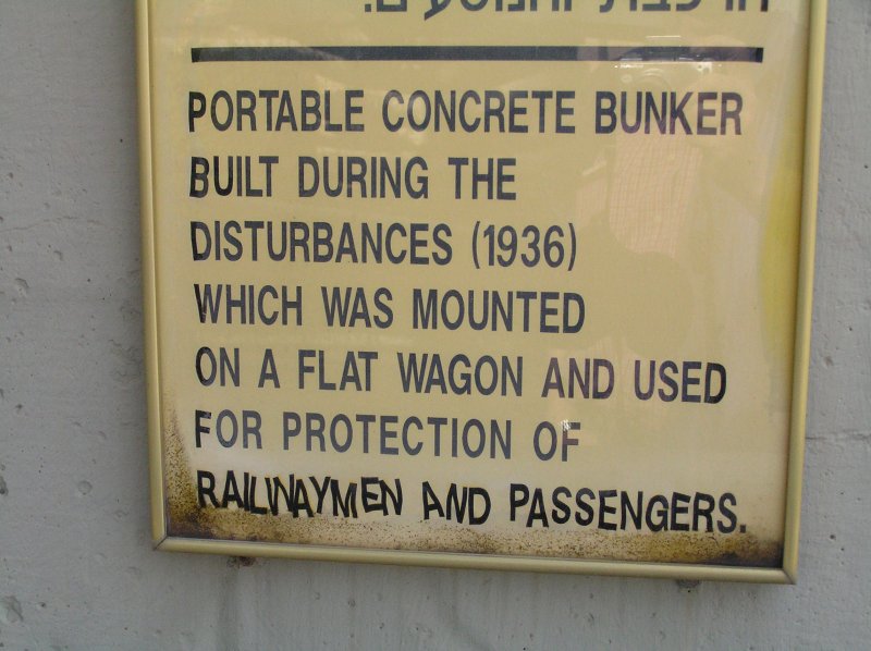 So sind die Exponate im Eisenbahnmuseum Haifa beschrieben, hier das Beispiel des Bunkerwagens. Haifa 08.02.2007
