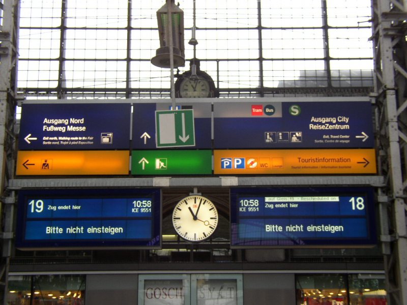 So, so! ICE 9551 der um 10:58 Uhr in Frankfurt am Main Hbf enden soll, trifft sowohl auf Gleis 18, als auch auf Gleis 19 ein.   29.01.08