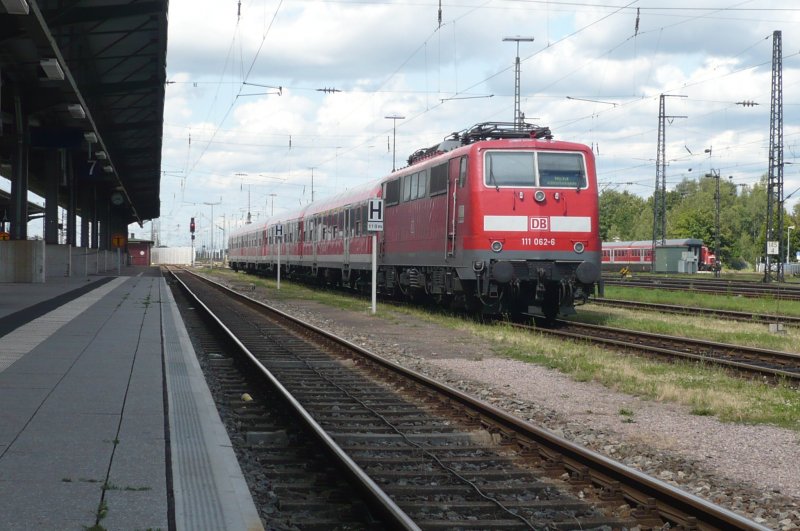 So stand sie da - die 111 062-6, abgestellt mit einem Regionalzug.
Offenburg, den 25.07.09.