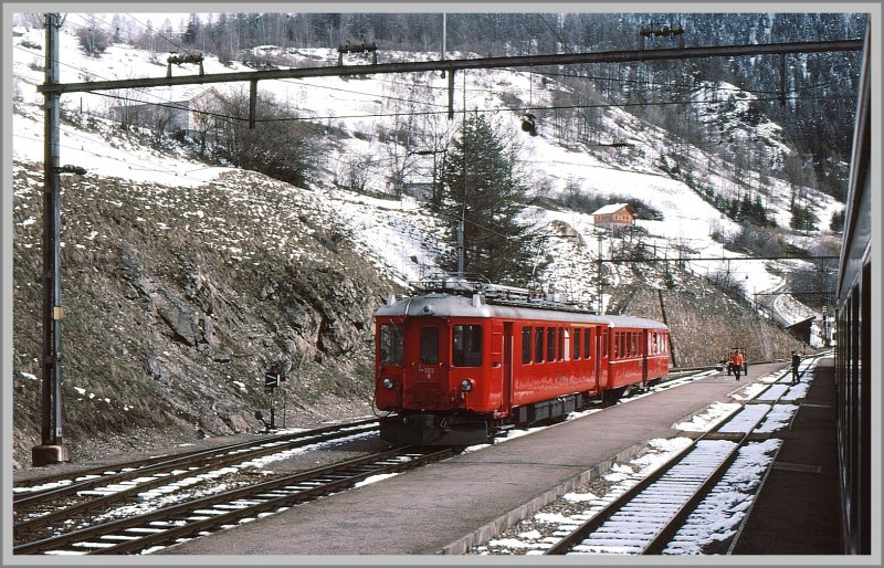 So verkehrten lange Zeit die Davoser Zge zwischen Filisur und Davos Platz. ABe 4/4 503 mit einem B wartet in Filisur auf Anschlussreisende. (Archiv 04/77)