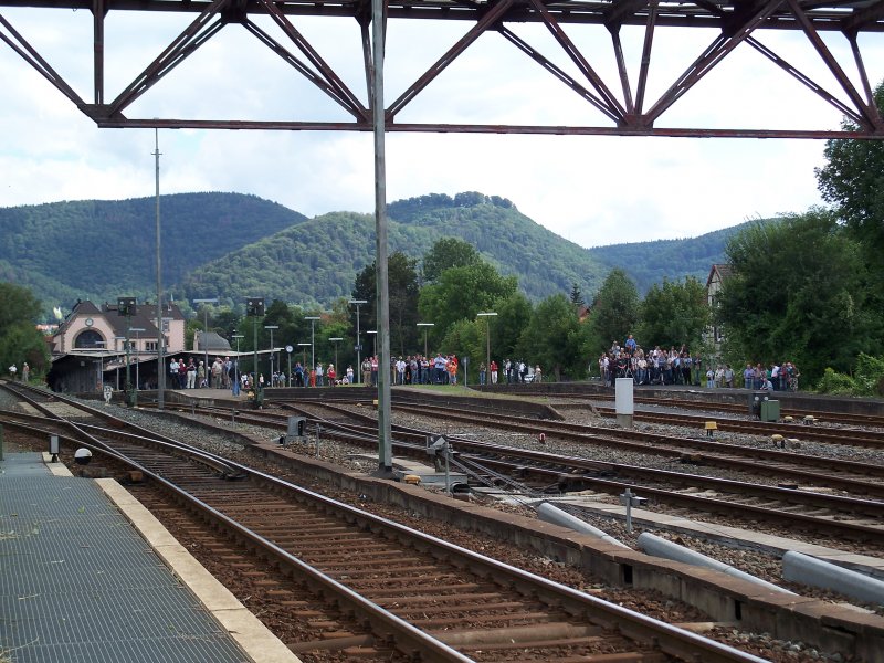So viele Menschen warten in Bad Harzburg auf den Vt 08 (18.8.2007)