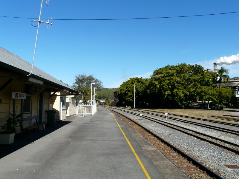 So voll wie dieser Bahnsteig in Sarina sind die meisten Bahnsteige in Queensland :) Rechts sieht man den Schornstein einer Zuckermhle und Schmalspurgleise der Zuckerrohrbahn.