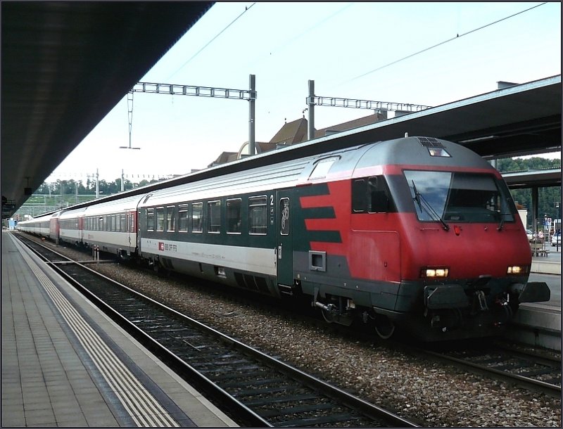 So weit das Auge, bzw. der Fokus der Kamera reicht! Bild aufgenommen im Bahnhof von Spiez am 29.07.08. (Hans)