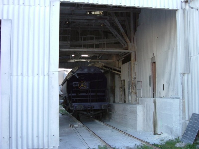 So werden im Stutzen 3 bei der Firma Gebr. Dorfner die Wagen mit Kaolin beladen! (Strecke Amberg-Schanittenbach, 02.05.2007)