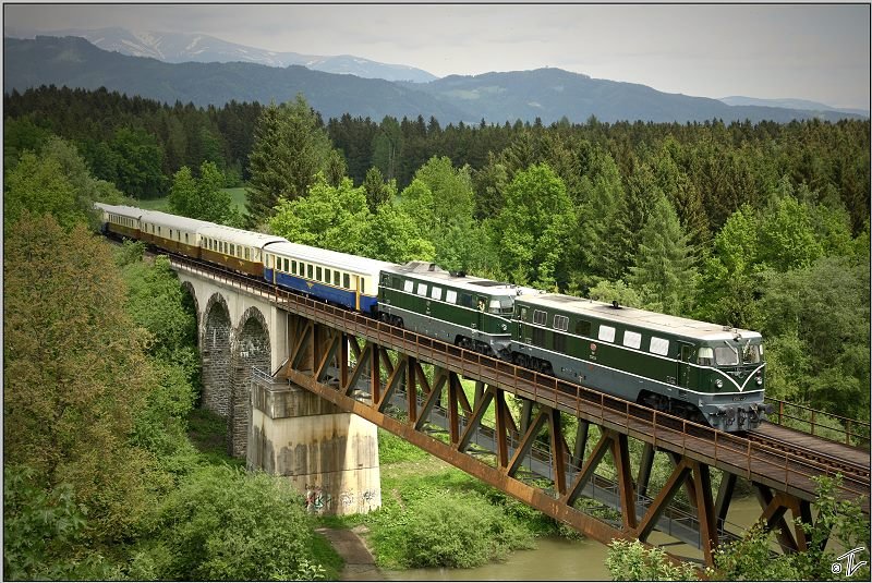 So wie in alten Zeiten fhrt ein 2050er Tandem ber die Murbrcke in Zeltweg.Nur leider nicht mit einem Holzzug nach Frantschach, sondern einer etwas fragwrdigen Garnitur nach Spittal an der Drau.Genauer gesagt waren es die Dieselloks 2050 04 & 02 welche mit Sdz 16301 von Zeltweg nach Spittal unterwegs waren.
Zeltweg 17.05.2009