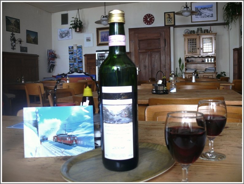 So wie auf der Postkarte she es bei schnem Wetter auf dem Berninapass aus. Stattdessen wrmen wir die klammen Finger im gemtlichen Bahnhofsrestaurant von Ospizio Bernina wieder auf.
Ein guter Veltliner, eine Engadiner Wurst und ein Kaffee mit Grappa helfen uns wieder auf die Sprnge. (17.02.2009)