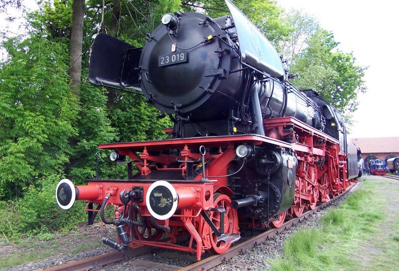 So wirkt eine 23er, wenn man mit 1,70m vor ihr steht, wirklich mchtig. Laut Video soll ein Lokfhrer mit ihr mal 135 km/h ???gefahren sein.