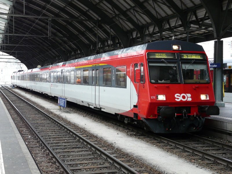 SOB - 4-Teiliger Pendelzug mit einem RBDe 4/4 + B + B + ABt 171 im Bahnhof von St.Gallen am 11.11.2007