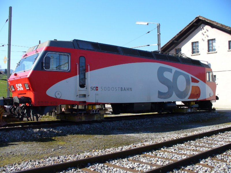 SOB  - Abgestellter Lokkasten der Re 4/4 456 142-9 ohne Antriebs - Drehgestelle im Bahnhofsareal von Samstagern am 11.03.2007