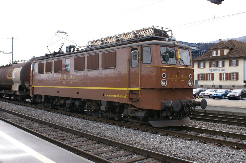 SOB Ae 476012 im Classic Rail Look, wartend auf die Freifahrt mit einem Gterzug nach Arth Goldau, am 17.02.2006 im Bahnhof Rapperswil. Erbauer LEW 1964/ 2920KW/ 82t/ 100kmh/
