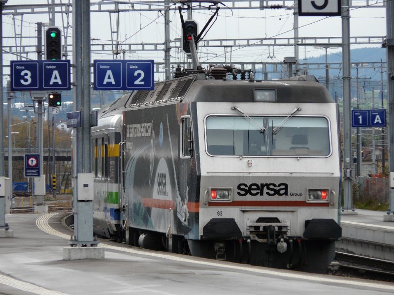 SOB - Ausfahrender Voralpen Express aus dem Bahnhof von Romanshorn am Schluss die E-Lok 456 093-3 am 11.11.2007