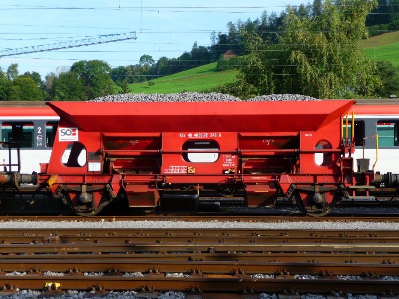 SOB - Dienstschotterwagen Xds 40 48 95-72 242-3 im Bahnhofsareal in Herisau am 03.09.2008