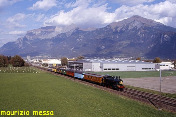 SOB Eb 3/5 9 mit  AMOR EXPRESS  + Be 3/4 43 (Be 556 043) - Landquart c/o - 28.10.2006