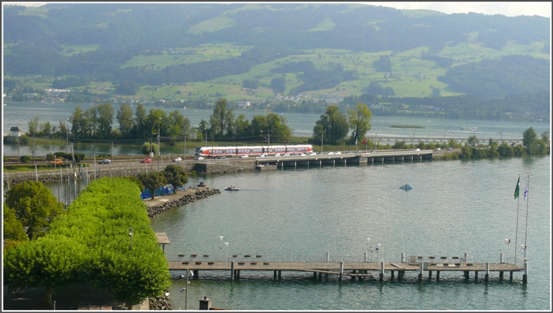 SOB Flirt 526 berquert den Seedamm Rapperswil, der den Unter- vom Obersee teilt.(18.08.2009)