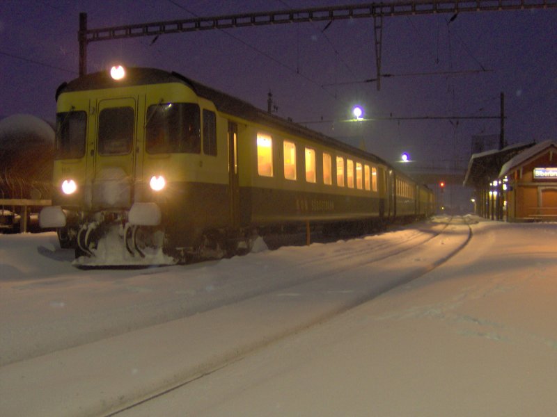 SOB-Pendelzug im frisch verschneiten Bahnhof von Biberbrugg, Januar 2005.