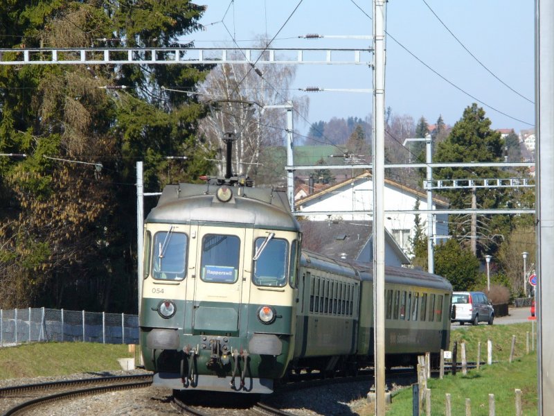SOB - Pendelzug mit BDe 4/4 576 054 + B + ABt bei der Ausfahrt aus dem Bahnohfsareal von Samstagern am 11.03.2007