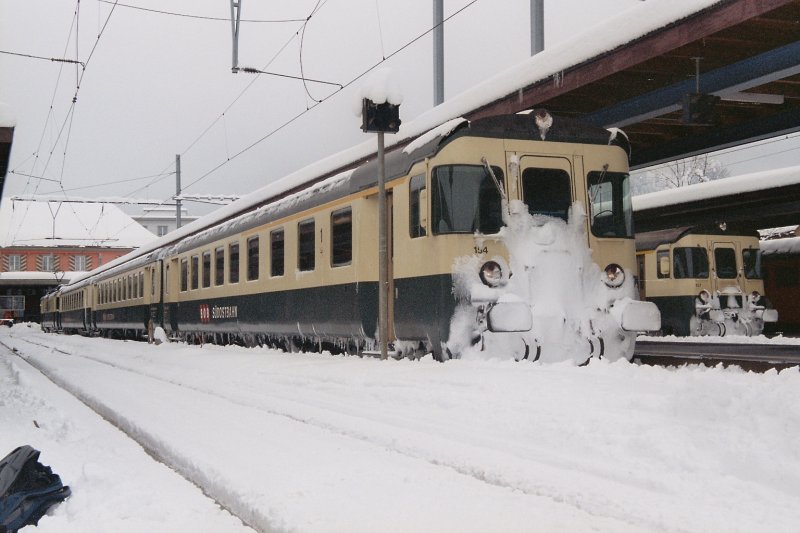 SOB-Pendelzug mit BDe 4/4 im verschneiten Bahnhof Einsiedeln, Februar 2006. 