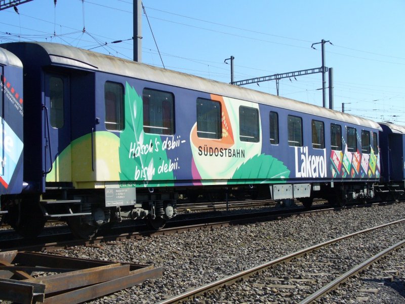 SOB - Personenwagen BC 50 48 55-03 420-0 mit Vollwerbung abgestellt im Bahnhofsareal von Samstagern am 11.03.2007