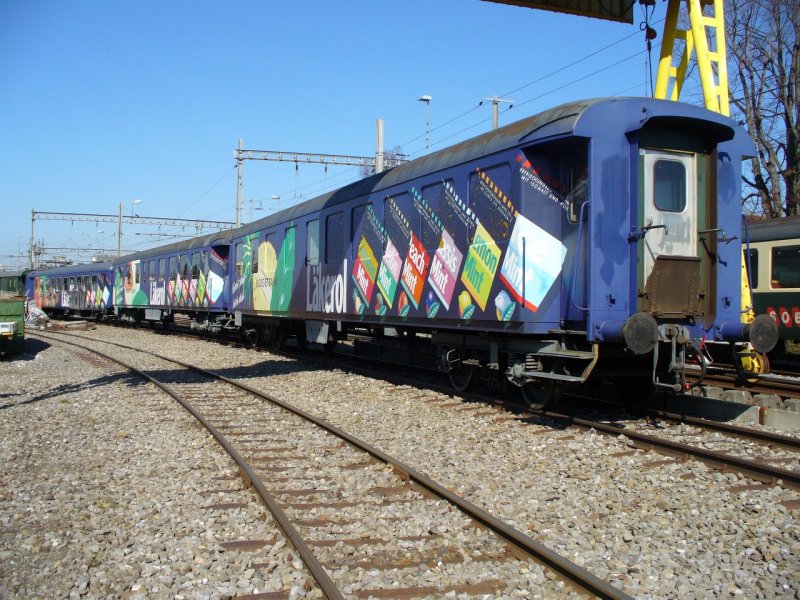 SOB - Personenwagen BC 50 48 50-03 423-8 und BC 50 48 55-03 422-0 und WR 50 48 88-03 421-3 mit Vollwerbung abgestellt im Bahnhofsareal von Samstagern am 11.03.2007