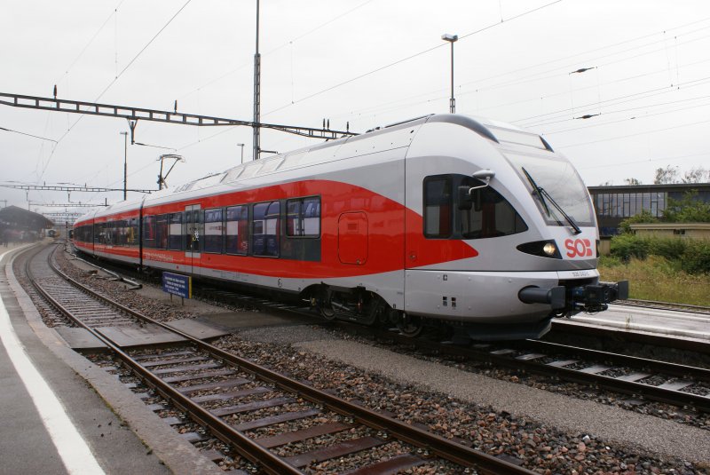 SOB RABe 526043-5 an einem verregneten 04.07.2007  mit der S40 nach Einsiedeln im Bahnhof Rapperswil.
Erbauer: Stadler / ABB 2007 - 2008 / 15kV/16.7Hz / 1435 mm / 2000kW / 118.0t / 160 kmh
