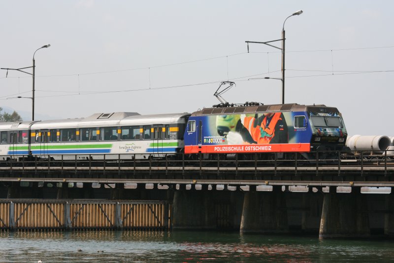 SOB - Re 4/4 456 092-6 unterwegs auf dem Seedamm bei Rapperswil.