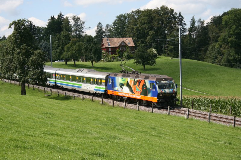 SOB - Re 4/4 456 092-6 unterwegs zwischen Samstagern und Wollerau am 12.08.2009.