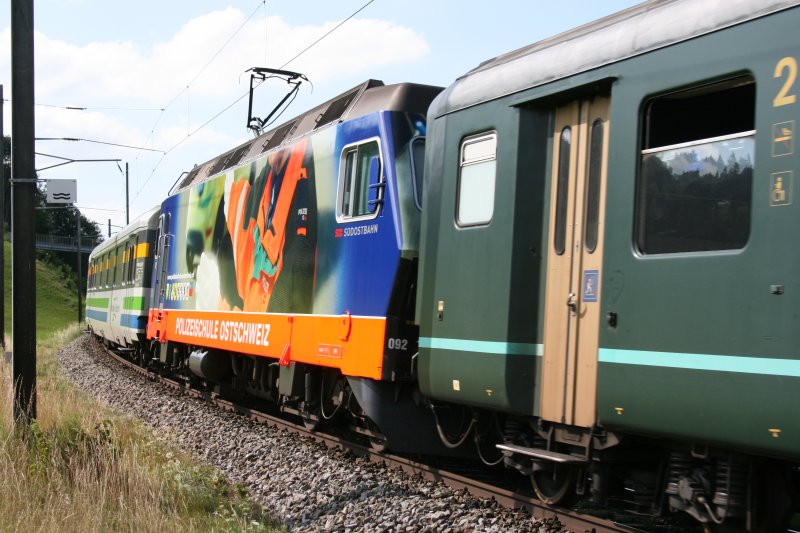 SOB - Re 4/4 456 092-6 unterwegs zwischen Herisau und Degersheim Richtung Luzern am 12.08.2009. Beim VAE wurden zwei SBB Wagen zur berfhrung angehngt.