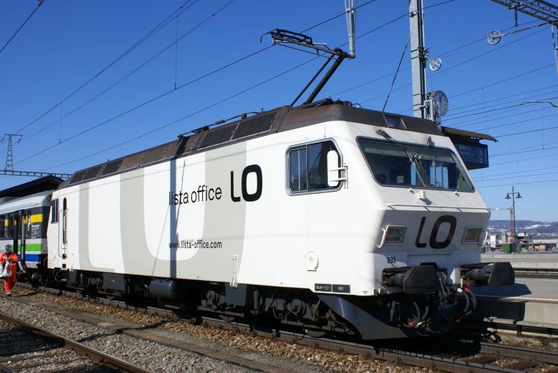 SOB Re 456095-9 Lista Office Werbelok mit Voralpenexpress am 06.03.2008 in Pfffikon.
Erbauer: SLM/BBC 1987 -1988 / 15kV/16.7Hz 7 1435mm / 300kW / 68.0t / 130 kmh