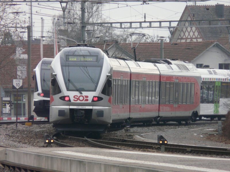 SOB - Triebwagen RABe 526 048-8 Eingeteilt auf der S 9 nach Nesslau bei der Ausfahrt aus dem Bahnhof von Wil am 04.01.2008