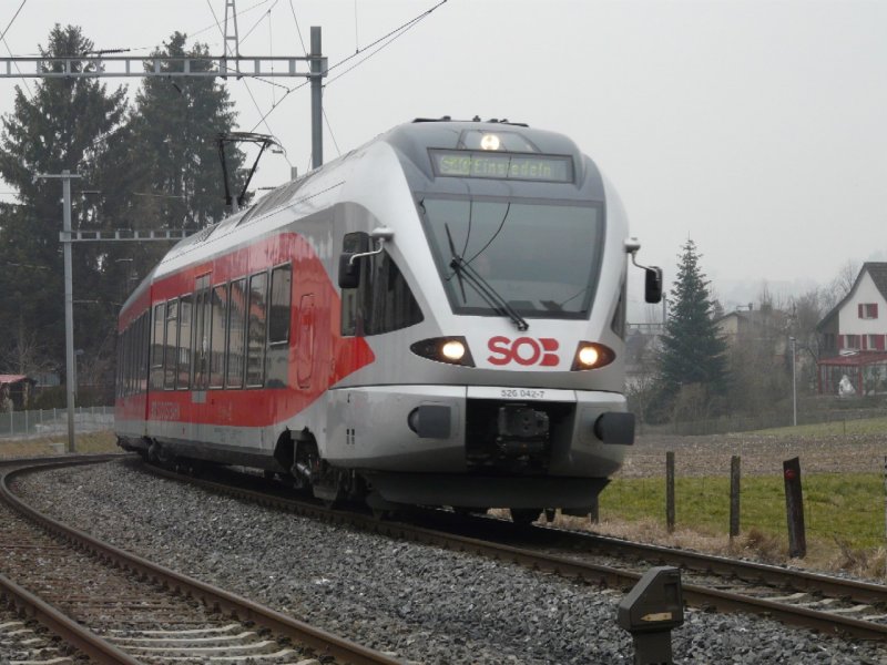 SOB - Triebzug RABe 526 042-7 bei der einfahrt in das Bahnhofsareal von Samstagern am 15.02.2008
