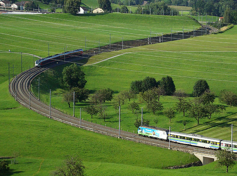 SOB-Voralpen-Express mit Re 456 (r.) kreuzt in wenigen Sekunden den SOB-Flirt (l.). Aufnahmeort zwischen Htten ZH und Schindellegi. 01. Aug. 2009, 17:41
