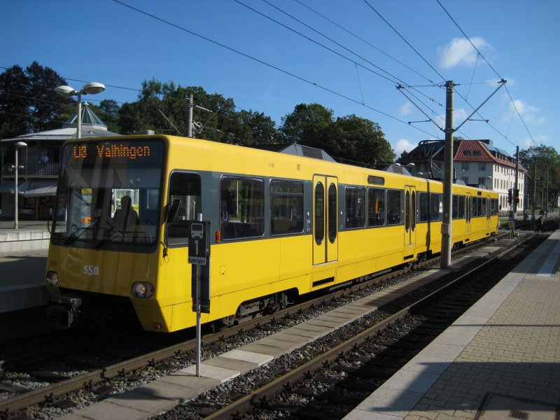 Soeben aus Plieningen eingefahren steht der DT 8.8 3187/3188 beim Bahnhof Vaihingen. 