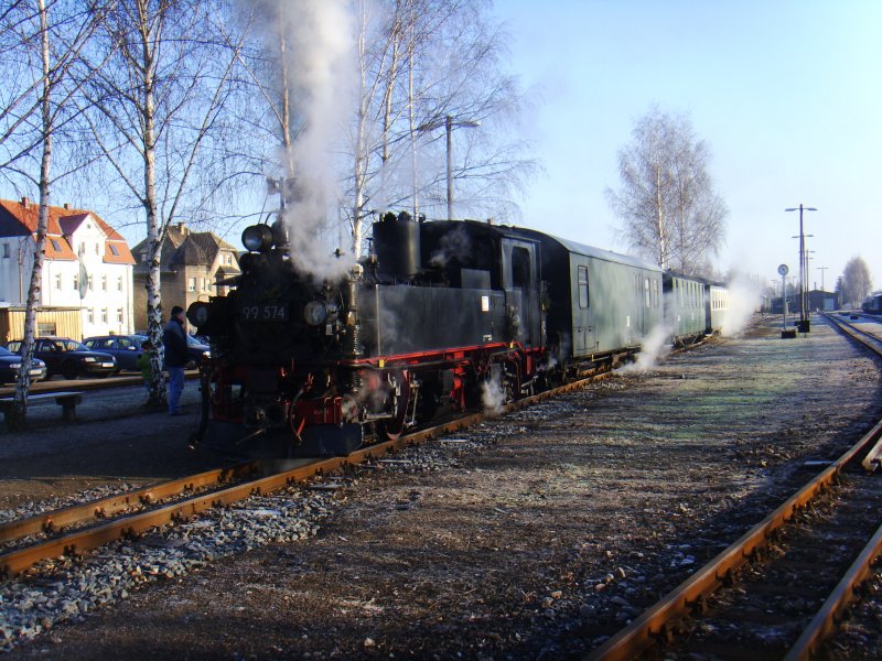 Soeben eingefahren 99 574 mit dem Personenzug aus Oschatz. Am 31.12.2008 im Bahnhof Mgeln.