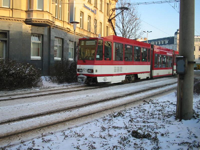 Soeben fhrt Tram Nr. 170 mit der Linie 4 nach Neu Schmellwitz am Deutsche Bank Gebude vorbei und wird in wenigen Sekunden an der Haltestelle Stadtpromenade/Cottbus zum stehen kommen.