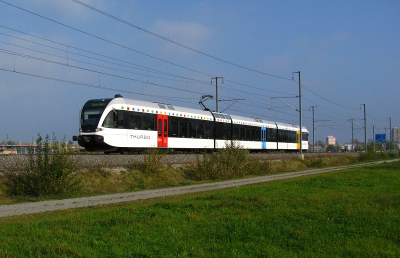 Soeben in Kreuzlingen abgefahren, fhrt der RABe 526 775 Richtung Weinfelden.-Kreuzlingen, 25.Oktober 2008