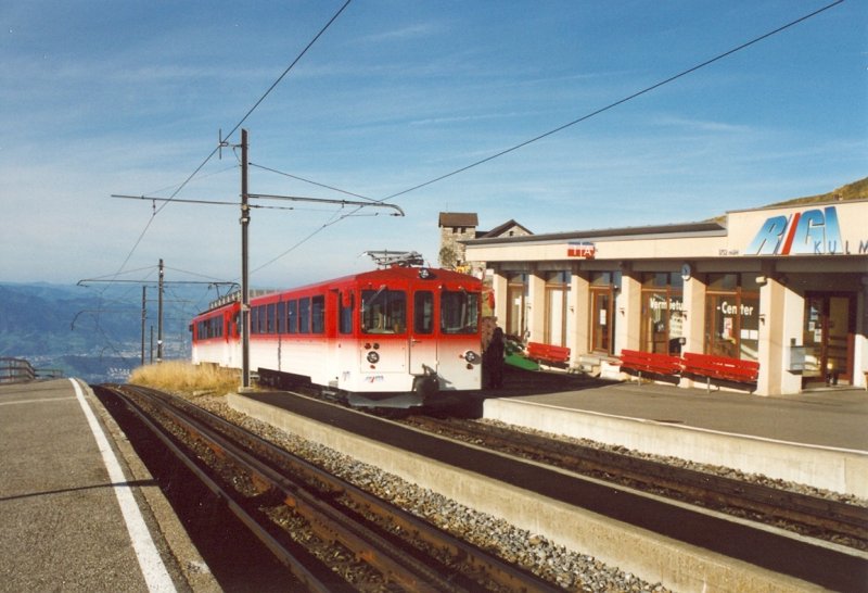 Soeben verlsst der Triebzug der Vitznau-Rigi-Bahn die Bergstation Rigi Kulm in Richtung Tal am 22. Oktober 2006.