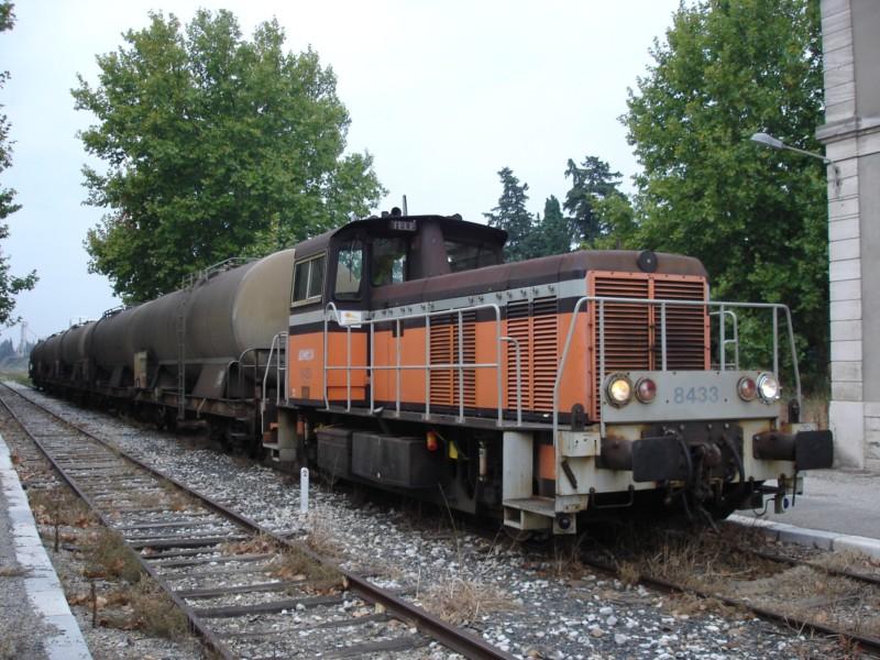 Soeben ist die Y 8400 mit ihrem Gterzug in St. Gilles eingetroffen. St. Gilles den 12.10.2005.
La X 8400 est arrive juste avec son train de marchandises  les St. Gilles. St. Gilles le 12.10.2005.
