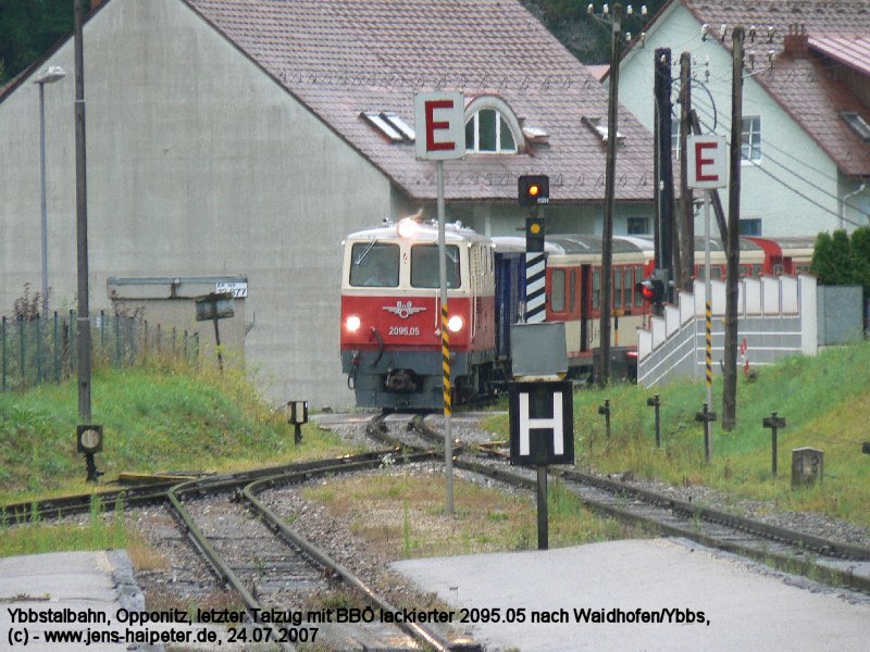Soeben die Ybbsbrcke und die Bundesstrae berquerend erreicht 2095.05 in traditioneller BB Lackierung mit dem  Ybbstaler  den Bahnhof Opponitz. Foto: 24.07.2007