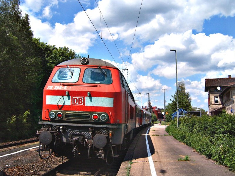 Soetwas ist nun wieder eine Seltenheit geworden: Die Strecke Ulm-Heidenheim-Aalen-Crailsheim wird normalerweise mit modernen VT 650ern bedieht. Ab und zu kann man mal wieder einen VT 628 sehen. Doch ab Anfang Mai 2006 bis zum 04.10.06 ersetzte eine BR 218 Diesellok die unelektifizierte Strecke Aalen-Ulm und den weiteren elektrifizierten Bereich Aalen-Ellwangen (die RE-Zge aus Ulm fahren ber den Knotenbahnhof Aalen nach Ellwangen und wieder zurck). Erst dachte ich, dass das nur einmal passieren wrde, aber dann machte der aus 2-Regionalbahnwgen zusammengestelte RE den Job fast 5 Monate lang. In der Zeit hatte ich aber auch nicht besonders viel Zeit duzende von Fotos zu machen. Und auerdem wurde fast die Hlfte unbrauchbar.
Hier sieht man nun die BR 218 389-5 am 24.08.06 im Regionalbahnhof Goldshfe. Das Foto ist ab dem 05.10.06 Geschichte...