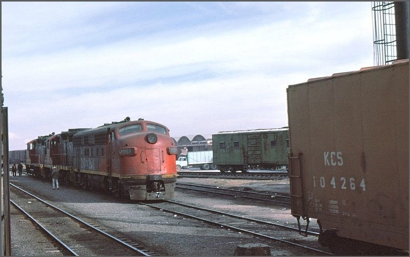 Sogar eine alte F-Unit 7007 war in Toluca anzutreffen. Daneben ein Gterwagen der Kansas City Southern. (Archiv 02/77)