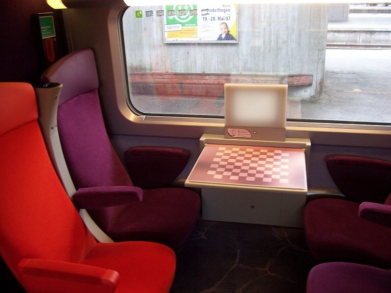 Sogar an die Schachspieler wurde bei der SNCF gedacht, 2.Klasse-Abteil im TGV POS 4406, aufgenommen am 27.05.2007.